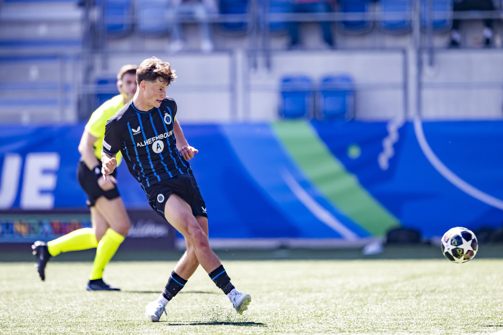 Laurens Goemaere lanza el penalti que significó el 0-1 en el rechace. EFE/EPA/JEAN-CHRISTOPHE BOTT
