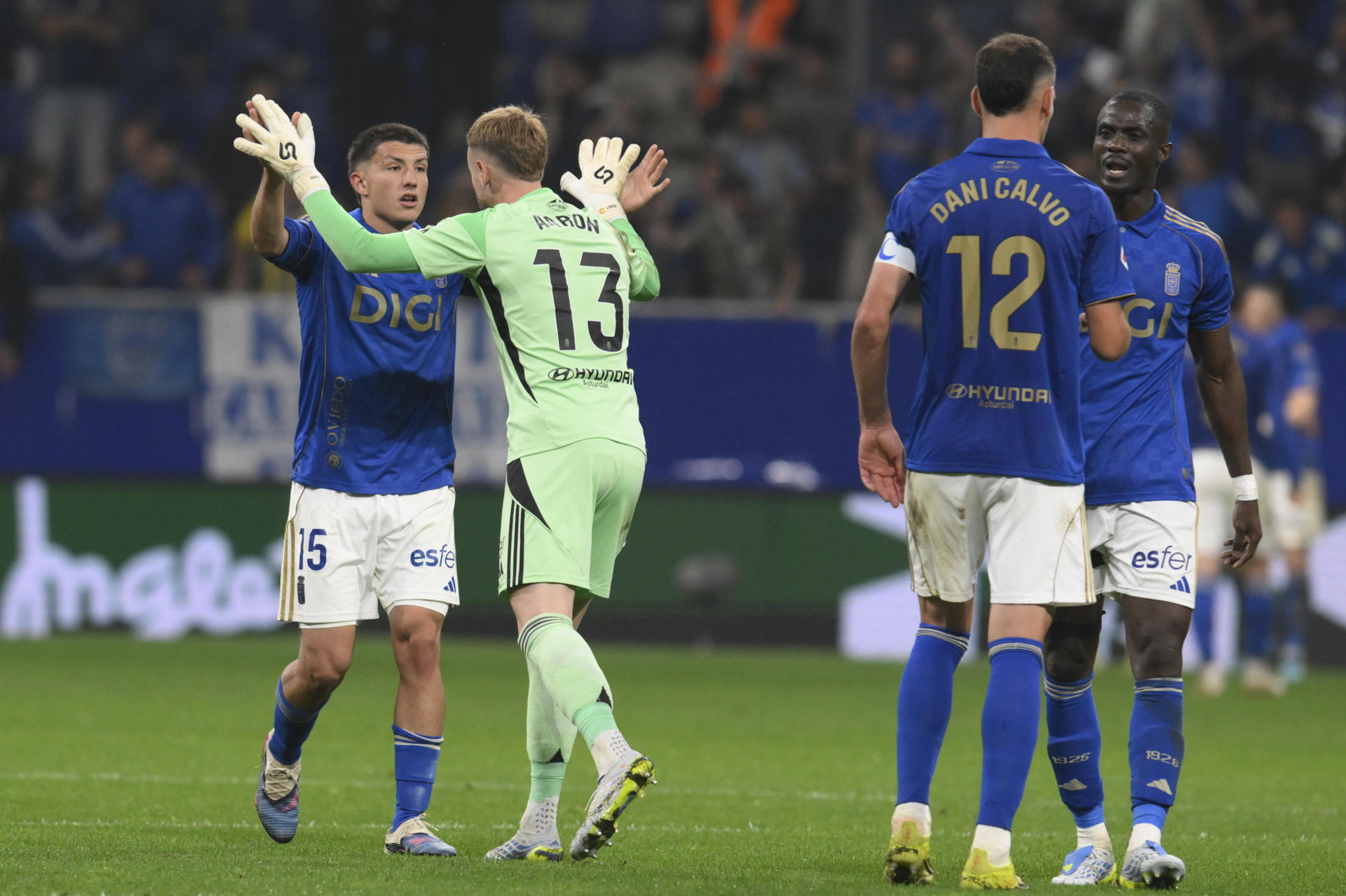 Los jugadores del Oviedo celebran el 1-1, durante el partido de la jornada 33 de LaLiga de fútbol que Real Oviedo y Villarreal CF disputan este jueves en el estadio Carlos Tartiere. EFE/Eloy Alonso 
