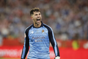 El guardameta de la Real Sociedad Unai Marrero tras parar el penalti de Alexander Sørloth durante la final de la Copa del Rey que enfrenta a Atlético de Madrid y Real Sociedad en el estadio de La Cartuja, en Sevilla. EFE/José Manuel Vidal