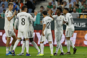 El delantero brasileño del Real Madrid Vinicius Jr. (2d) celebra su gol, primero del equipo blanco, durante el encuentro correspondiente a la jornada 32 de LaLiga que disputan Real Betis y Real Madrid este viernes en el estadio de La Cartuja, en Sevilla. EFE/ Julio Muñoz.