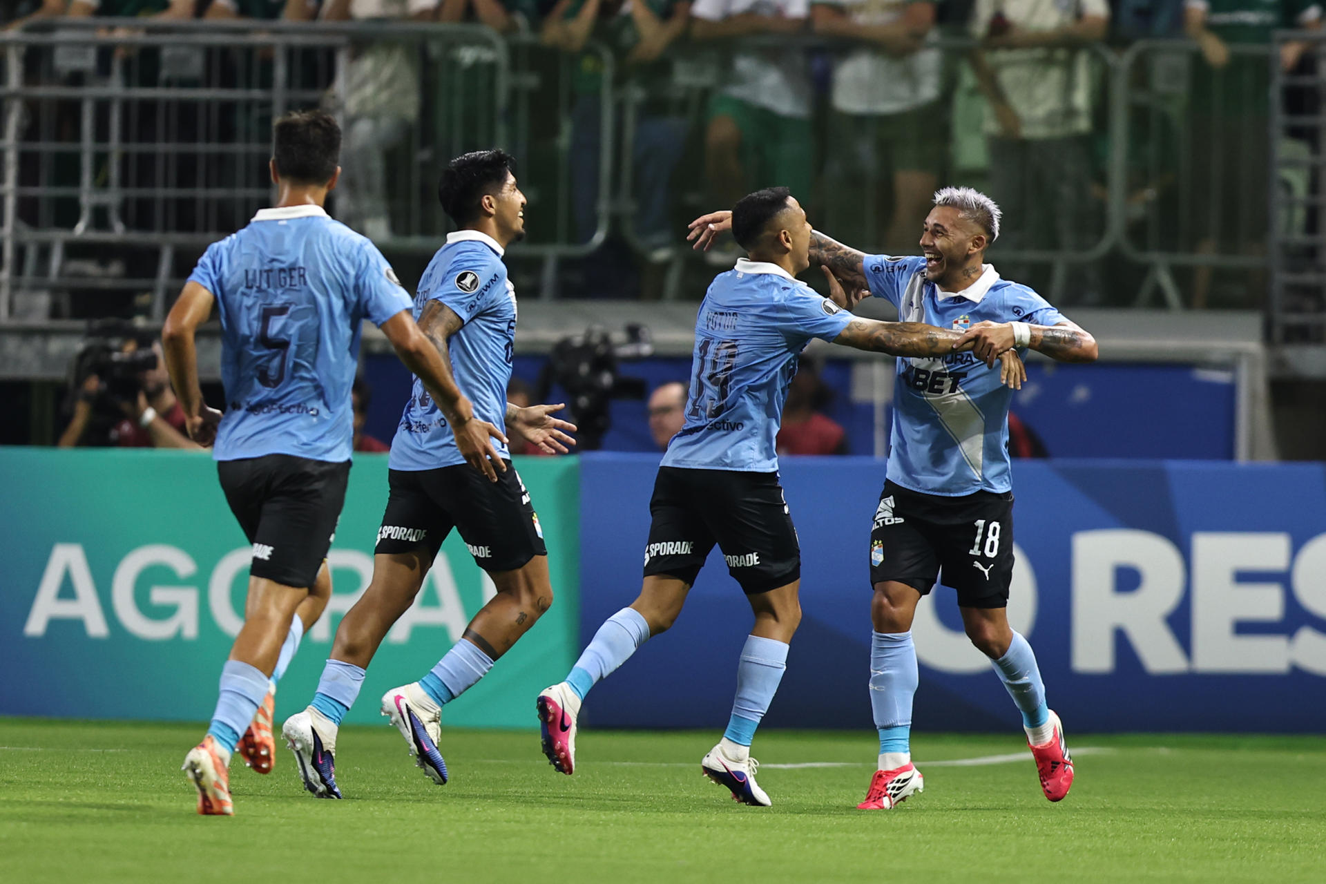 Jugadores de Sporting Cristal celebran un gol en el partido de la segunda jornada de la fase de grupos de la Copa Libertadores jugado este jueves en el estadio Allianz Parque de Sao Paulo. EFE/ Isaac Fontana 