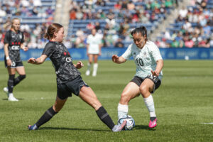 Imagen de archivo de la delantera mexicana Charlyn Corral (d). EFE/Kamil Krzaczynski