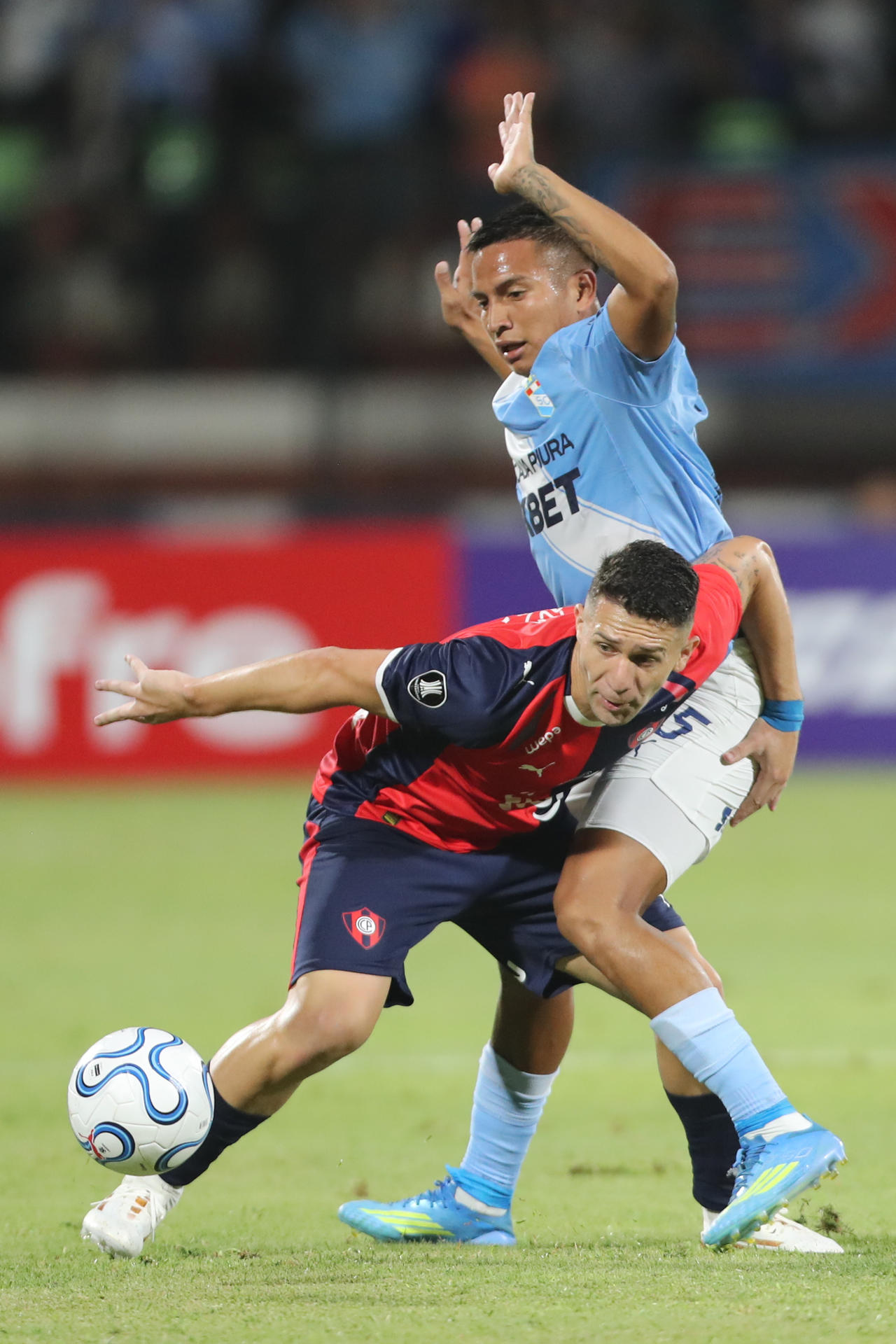 Martín Tavara (d), de Sporting Cristal, disputa el balón con Jorge Morel, de Cerro Porteño, en un partido de la fase de grupos de la Copa Libertadores entre Sporting Cristal y Cerro Porteño en el estadio Nacional de Lima (Perú). EFE/Paolo Aguilar