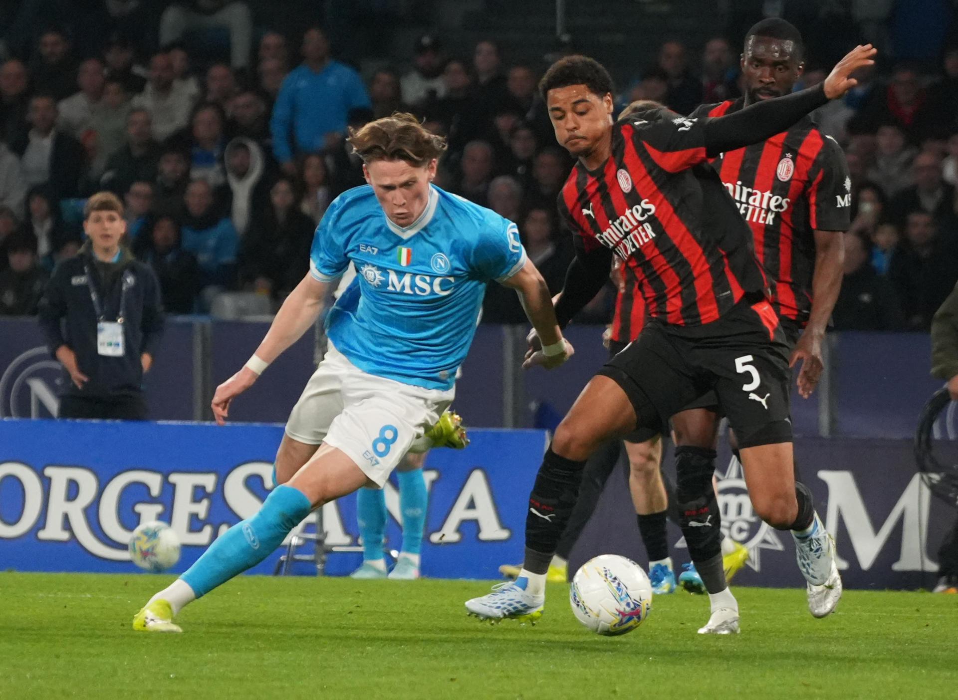 El centrocampista del Nápoles Scott McTominay (i) y el defensa del Milan Koni De Winter (d) en acción durante el partido de la Serie A de este lunes. EFE/EPA/CESARE ABBATE
