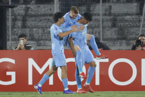 Jugadores del Torque uruguayo celebran este martes el triunfo a domicilio por 0-2 sobre Palestino en partido de la segunda jornada de la fase de grupos de la Copa Sudamericana jugado en el estadio Municipal La Cisterna, en Santiago de Chile. EFE/ Elvis González