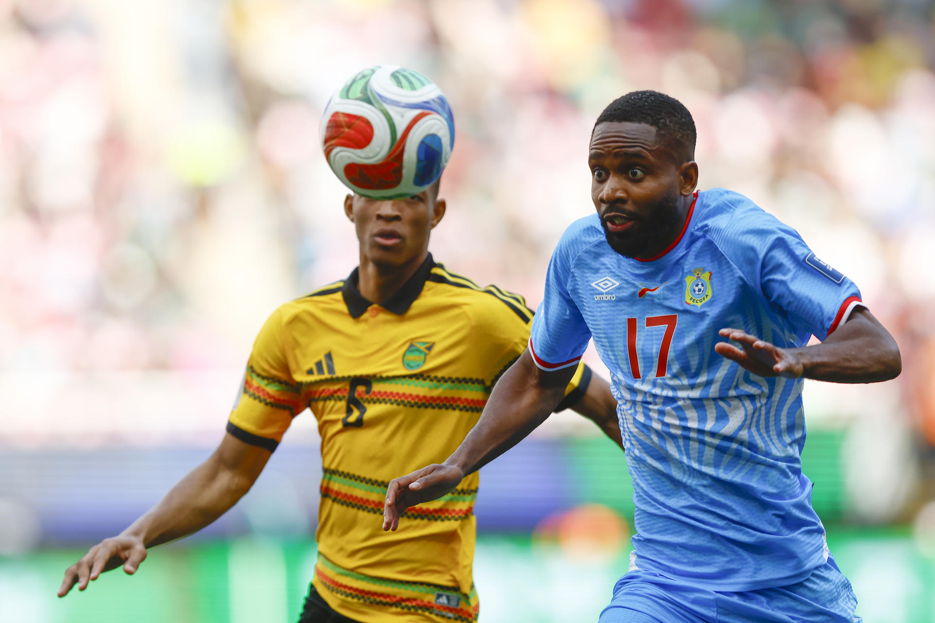 Cedric Bakambu (d) de Congo disputa el balón con Richard King de Jamaica este martes, en un partido de repechaje para la Copa Mundial 2026 entre República del Congo y Jamaica en el Estadio Akron en Guadalajara (México). EFE/ Francisco Guasco