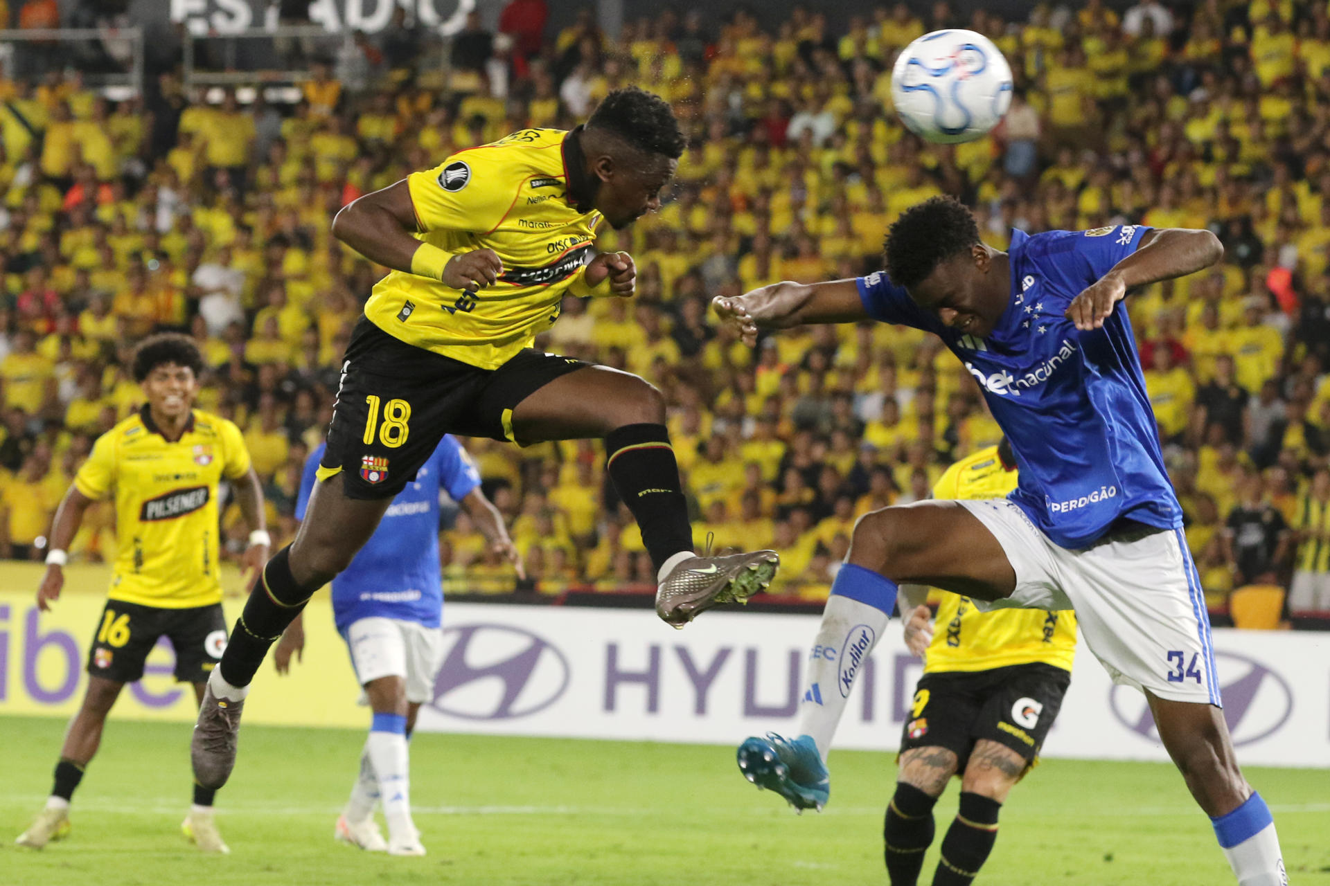 Bryan Carabalí (i) de Barcelona SC disputa el balón con Jonathan Jesus de Cruzeiro este martes en un partido por la Copa Libertadores en el estadio Monumental de Guayaquil (Ecuador). EFE/ Jonathan Miranda
