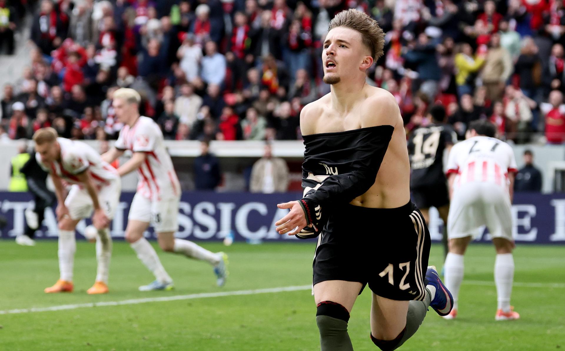 El jugador del Bayern Lennart Karl celebra el gol del triunfo durante el partido de la Bundesliga que han jugado SC Freiburg y FC Bayern Munich en Freiburg, Alemania. EFE/EPA/RONALD WITTEK