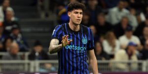 El jugador del Inter Milan Alessandro Bastoni durante el partido de este domingo ante el Roma. EFE/EPA/MATTEO BAZZI