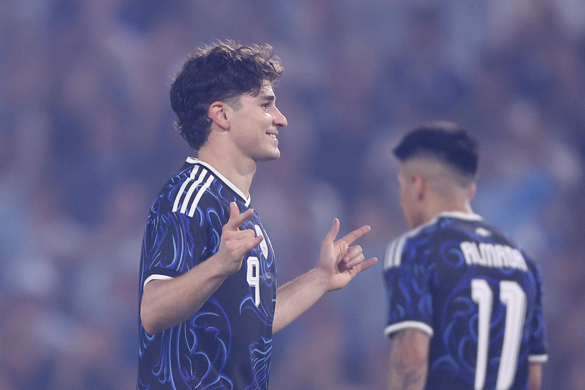 Julián Álvarez extiende los brazos para celebrar el gol que aportó este miércoles al triunfo de Argentina por 5-0 sobre Zambia en el estadio bonaerense La Bombonera en partido de preparación para el Mundial. EFE/ Juan Ignacio Roncoroni