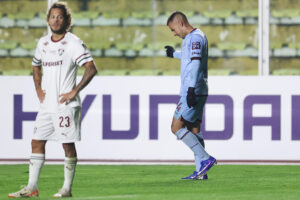 Robson Matheus (d), de Bolívar, celebra uno de sus dos goles ante Fluminense en juego por la Copa Libertadores en el estadio Hernando Siles de La Paz. EFE/Luis Gandarillas