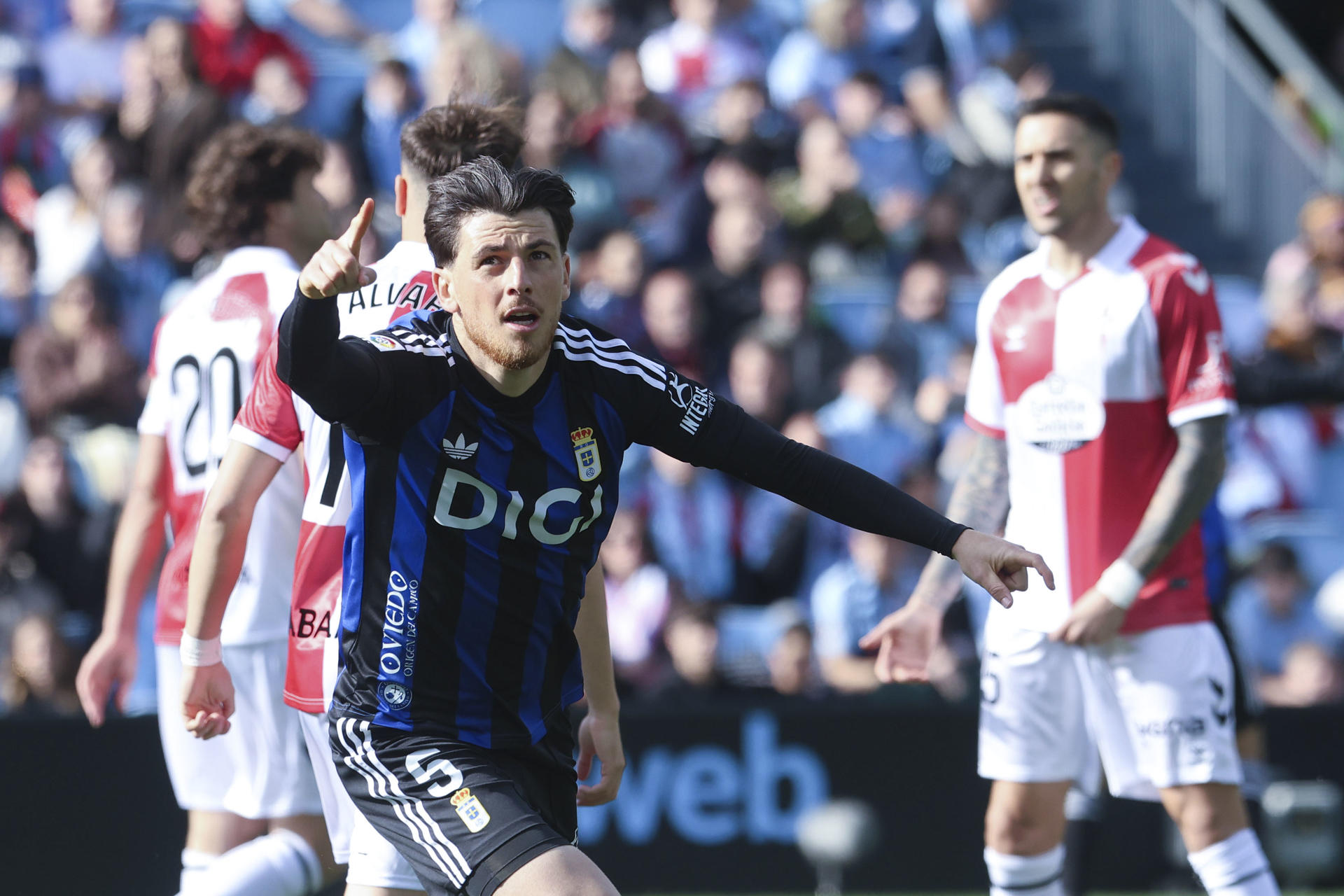 El centrocampista del Oviedo Alberto Reina celebra tras marcar el 0-1, durante el partido de LaLiga de fútbol que Celta de Vigo y Real Oviedo disputaron en el estadio de Balaídos. EFE/Salvador Sas 
