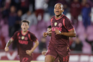 Yoshan Valois, de Lanús, celebra un gol en un partido de la fase de grupos de la Copa Libertadores entre Lanús y Always Ready en el estadio Ciudad de Lanús en Lanús (Argentina). EFE/Juan Ignacio Roncoroni