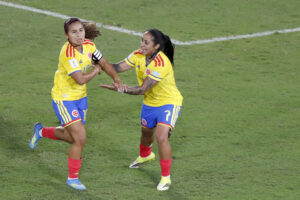 Leicy Santos (i), de Colombia, celebra el gol que anotó ante Venezuela en la Liga de Naciones Femenina en Cali. EFE/Ernesto Guzmán