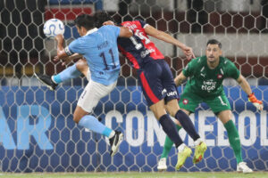 Irven Ávila (i), de Sporting Cristal, disputa el balón con Lucas Quintana (c), de Cerro Porteño, en un partido de la fase de grupos de la Copa Libertadores entre Sporting Cristal y Cerro Porteño en el estadio Nacional de Lima (Perú). EFE/Paolo Aguilar