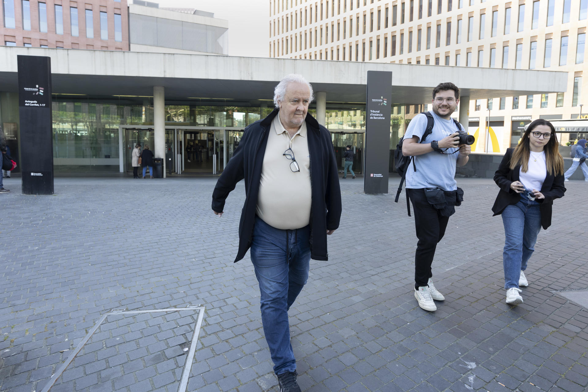 El delegado del primer equipo azulgrana, Carlos Naval, sale de la Ciutat de la Justicia donde han declarado este viernes ante la jueza que investiga el caso Negreira, en calidad de testigo. EFE/ Marta Pérez