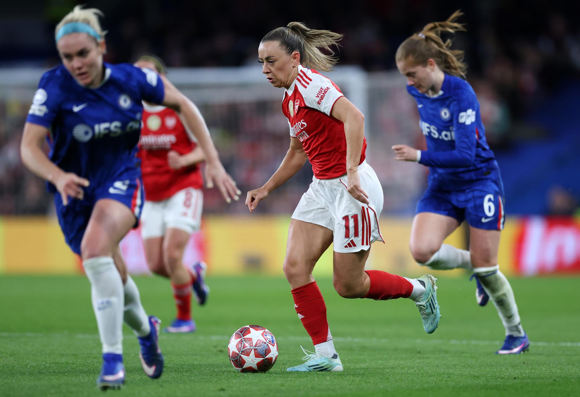 Katie McCabe conduce el balón durante el partido. EFE/EPA/ANDY RAIN
