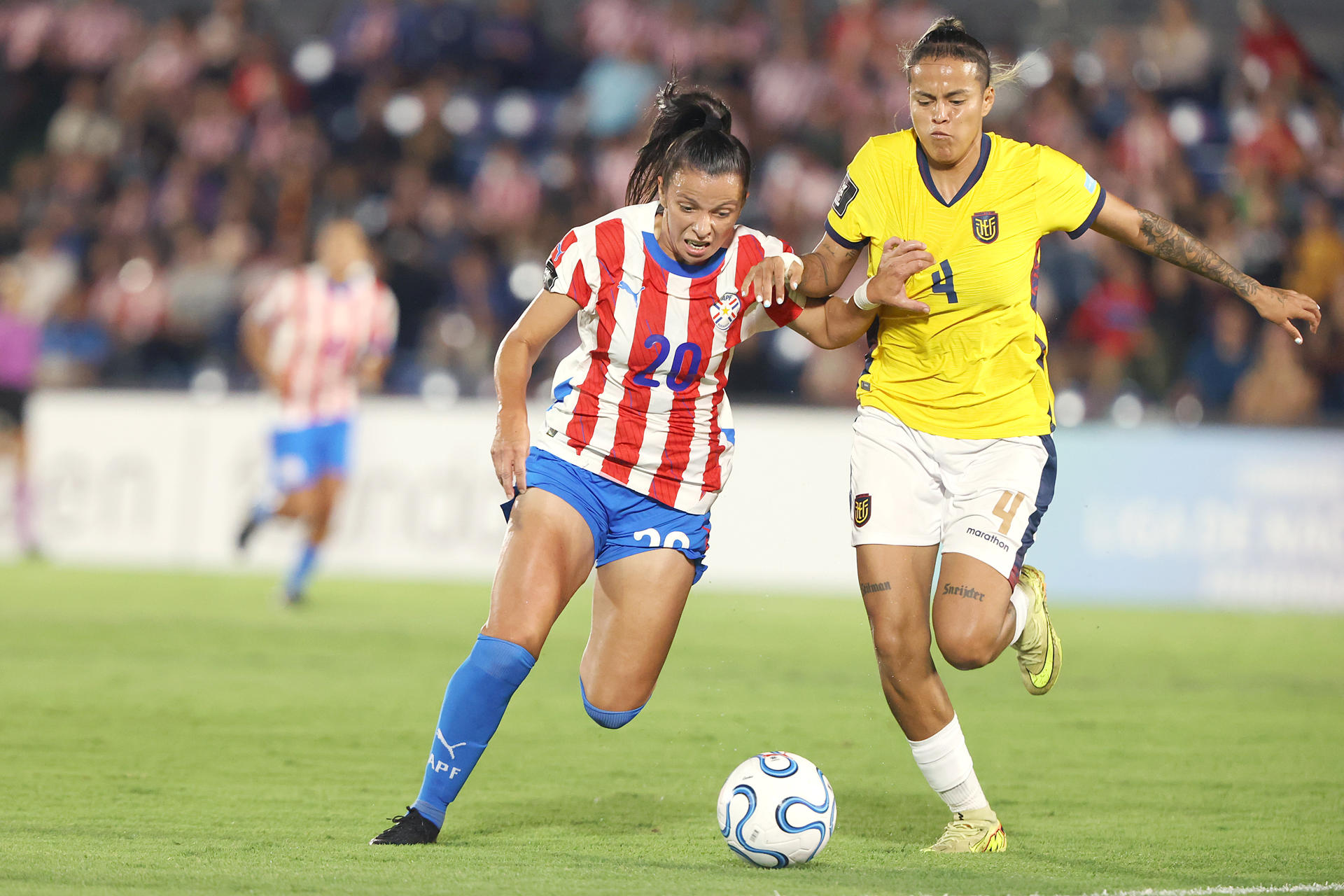 Lourdes González (i), de Paraguay, disputa el balón con Justine Cuadra, de Ecuador, en la Liga de Naciones Femenina en Asunción. EFE/Juan Pablo Pino