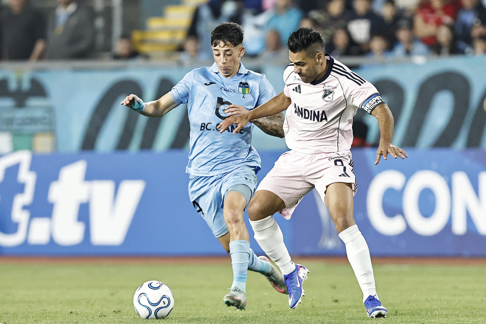 Felipe Faúndez (i) de O'Higgins disputa un balón con Radamel Falcao García (d) de Millonarios este martes durante un partido de la Copa Sudamericana en el estadio El Teniente, en Rancagua (Chile). EFE/ Osvaldo Villarroel