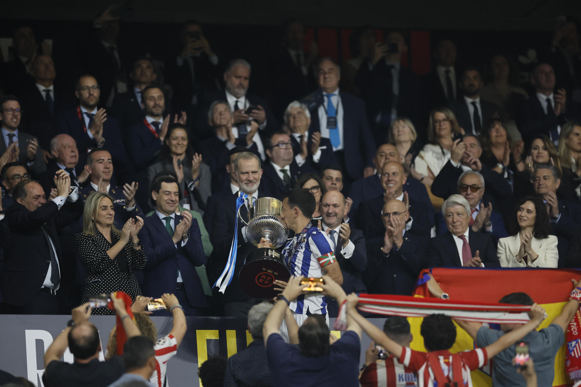 Español Oyarzabal recoge el trofeo de campeón de manos de Felipe VI