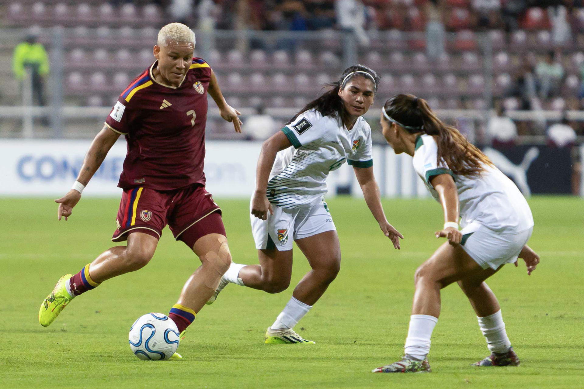 Daniuska Rodríguez (i), de Venezuela, controla un balón durante un partido de la Liga de Naciones Femenina entre Venezuela y Bolivia en el estadio Metropolitano de Fútbol de Lara en Cabudare (Venezuela). EFE/Edison Suárez
