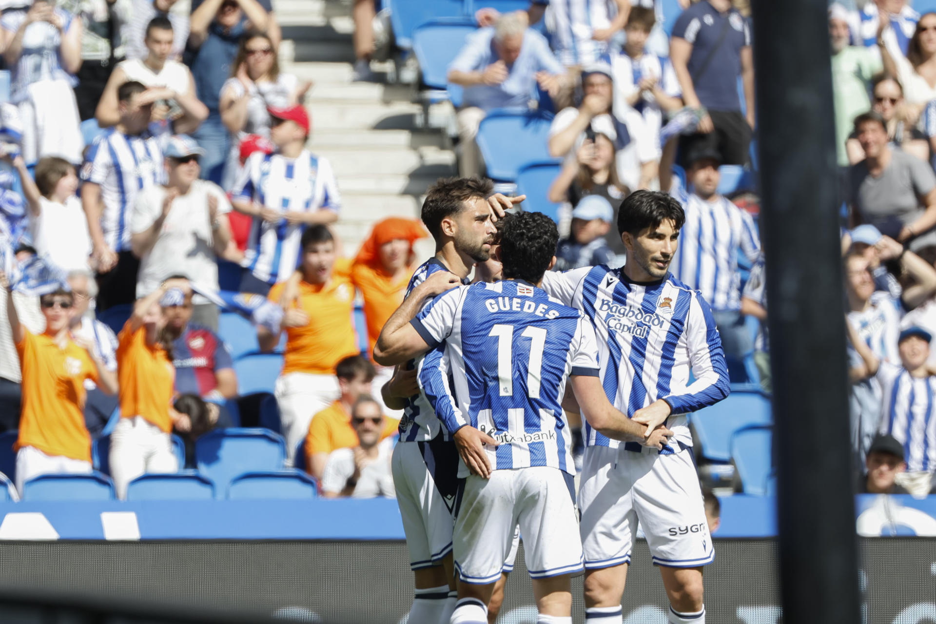 El centrocampista de la Real Sociedad Brais Méndez (i) celebra tras marcar el 2-0 durante el partido de LaLiga EA Sports disputado en el Estadio de Anoeta de San Sebastián. EFE/Javier Etxezarreta