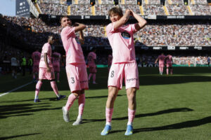 Fer López y Mingueza celenbran un gol del Celta en Valqencia. EFE/ Ana Escobar