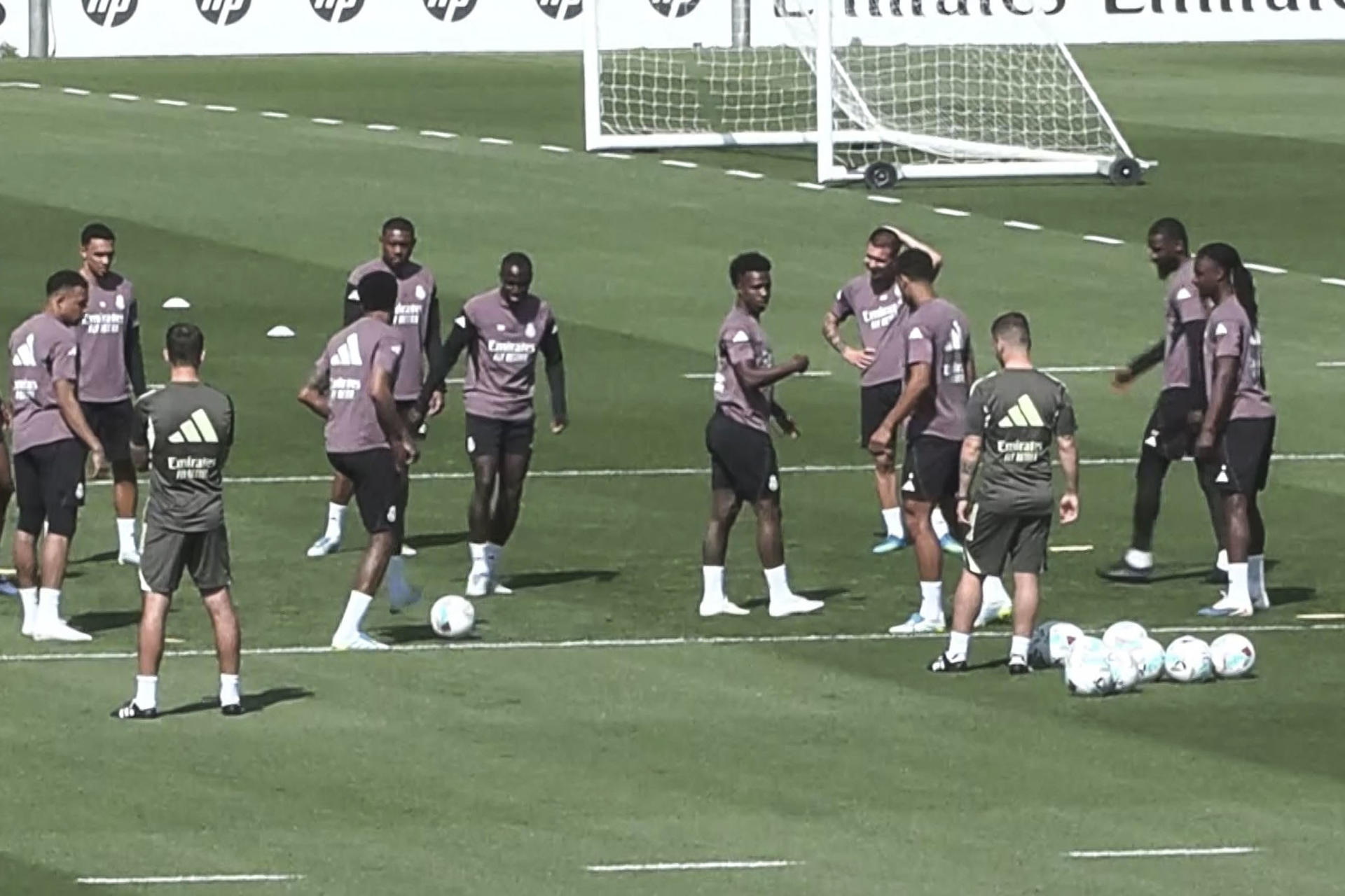 El Real Madrid completó este lunes su última sesión preparatoria antes del retorno a la competición, tras la eliminación el pasado miércoles ante el Bayern Múnich en la Liga de Campeones, y apuntaló su puesta a punto para recibir al Alavés este martes en LaLiga. EFE/Santiago Castro 