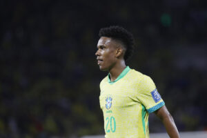 Estêvão celebra un gol con Brasil en un partido por las eliminatorias a la Copa Mundial 2026 entre Brasil y Chile en el estadio Maracaná en Río de Janeiro (Brasil). EFE/ Antonio Lacerda