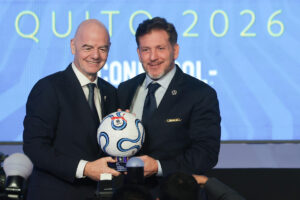 El presidente de la FIFA, Gianni Infantino (i), y el presidente de la Conmebol, Alejandro Domínguez, posan en el 82.º Congreso Ordinario de la Confederación Sudamericana de Fútbol (Conmebol) en Quito (Ecuador). EFE/ José Jácome