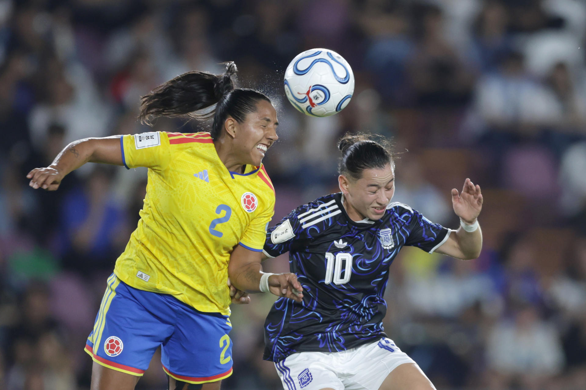 Maricel Pereyra (d), de Argentina, disputa un balón con Manuela Vanegas, de Colombia, durante un partido de la Liga de Naciones Femenina entre Argentina y Colombia en el estadio Ciudad de Lanús en Lanús (Argentina). EFE/ Adan González
