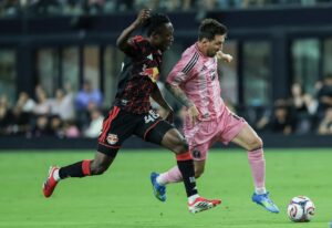Lionel Messi, del Inter Miami, elude la marca del volante del NY Red Bulls Ronald Donkor, durante un juego de la MLS en el Nu Stadium en Miami. EFE/EPA/CRISTOBAL HERRERA-ULASHKEVICH