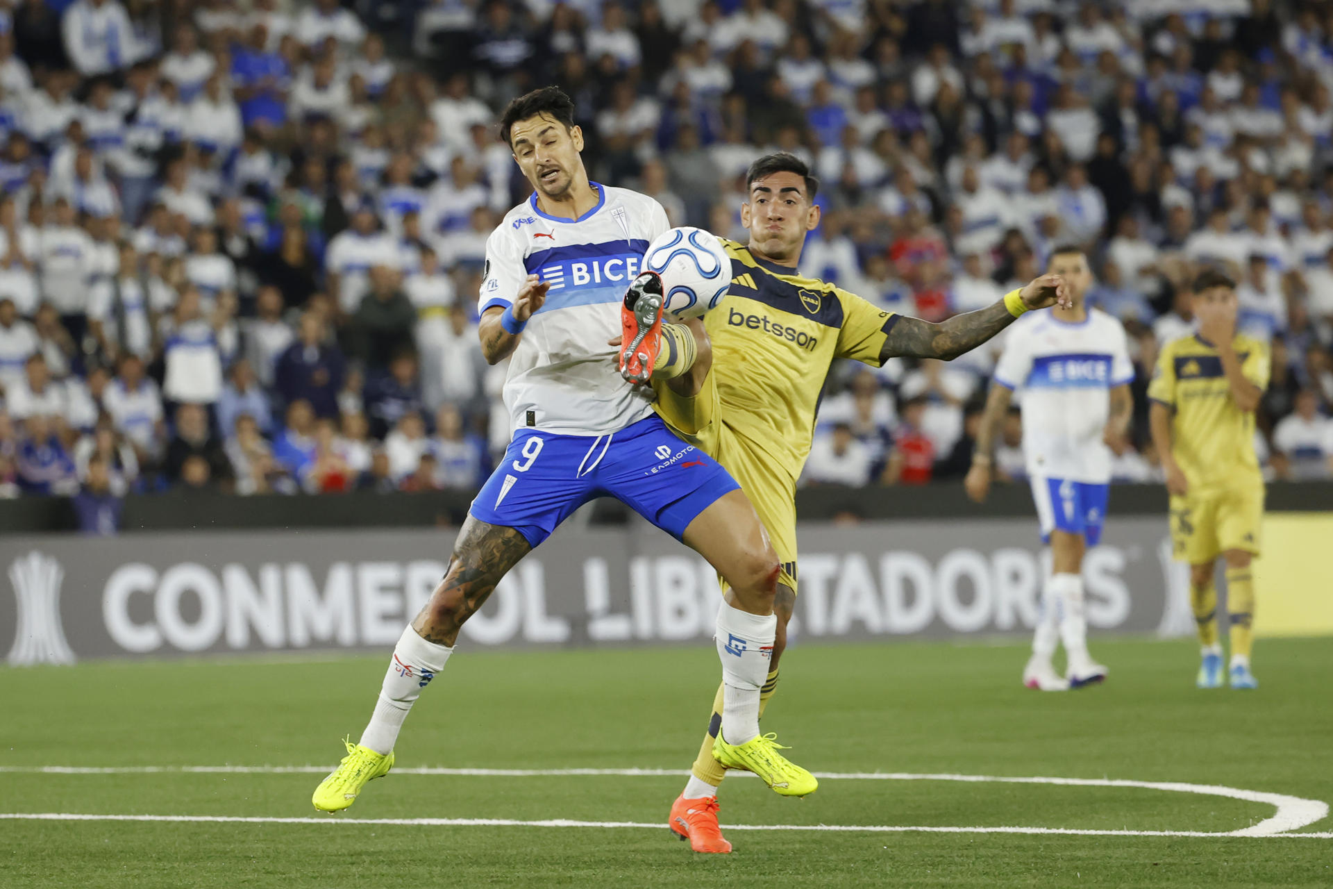 Fernando Zampedri (i), de la Universidad Católica, disputa el balón con Lautaro Di Lollo, de Boca, en el estadio Claro Arena en Santiago. EFE/Elvis González

