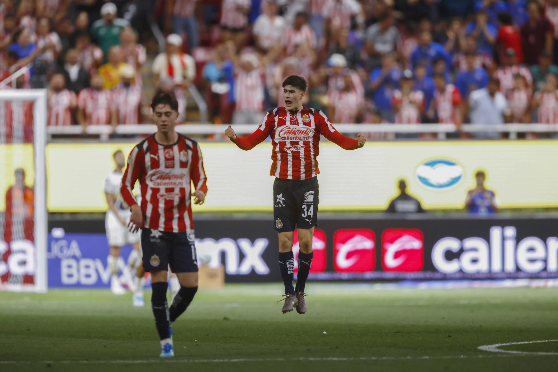 Armando González, de Guadalajara, celebra un goldurante un partido de la Liga MX entre Guadalajara y Pumas, en el Estadio Akron, en Guadalajara, Jalisco (México). EFE/ Francisco Guasco
