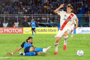 José María Carrasco (i), de Blooming, disputa un balón con Facundo Colidio, de River Plate, durante un partido de la fase de grupos de la Copa Sudamericana entre Blooming y River Plate en el estadio Ramón Tahuichi Aguilera Costas, en Santa Cruz (Bolivia). EFE/Juan Carlos Torrejón