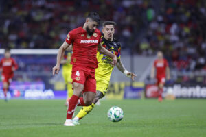 Paul Rodríguez (d) de América disputa un balón con Bruno Méndez de Toluca este sábado, durante un partido por la jornada 15 del torneo Clausura 2026 de la Liga MX en el estadio Banorte en la Ciudad de México (México). EFE/ Sáshenka Gutiérrez
