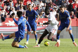 El centrocampista del Sevilla Batista Mendy (2d), rodeado de jugadores del Oviedo, durante el partido de LaLiga disputado en el estadio Sánchez Pizjuán. EFE/José Manuel Vidal