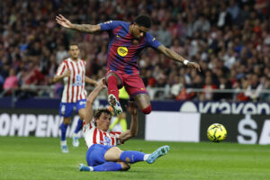 El delantero británico del FC Barcelona, Marcus Rashford, salta ante el defensa del Atlético de Madrid, Robin Le Normand, durante el partido de la jornada 30 de LaLiga EA Sports que Atlético de Madrid y FC Barcelona disputan este sábado, en el Estadio Riyadh Air Metropolitano de la capital española. EFE/Chema Moya.