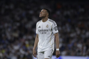 El delantero francés del Real Madrid Kylian Mbappé, durante el partido disputado por su equipo frente al Girona el pasado viernes 10 de abril. EFE/ Juanjo Martin