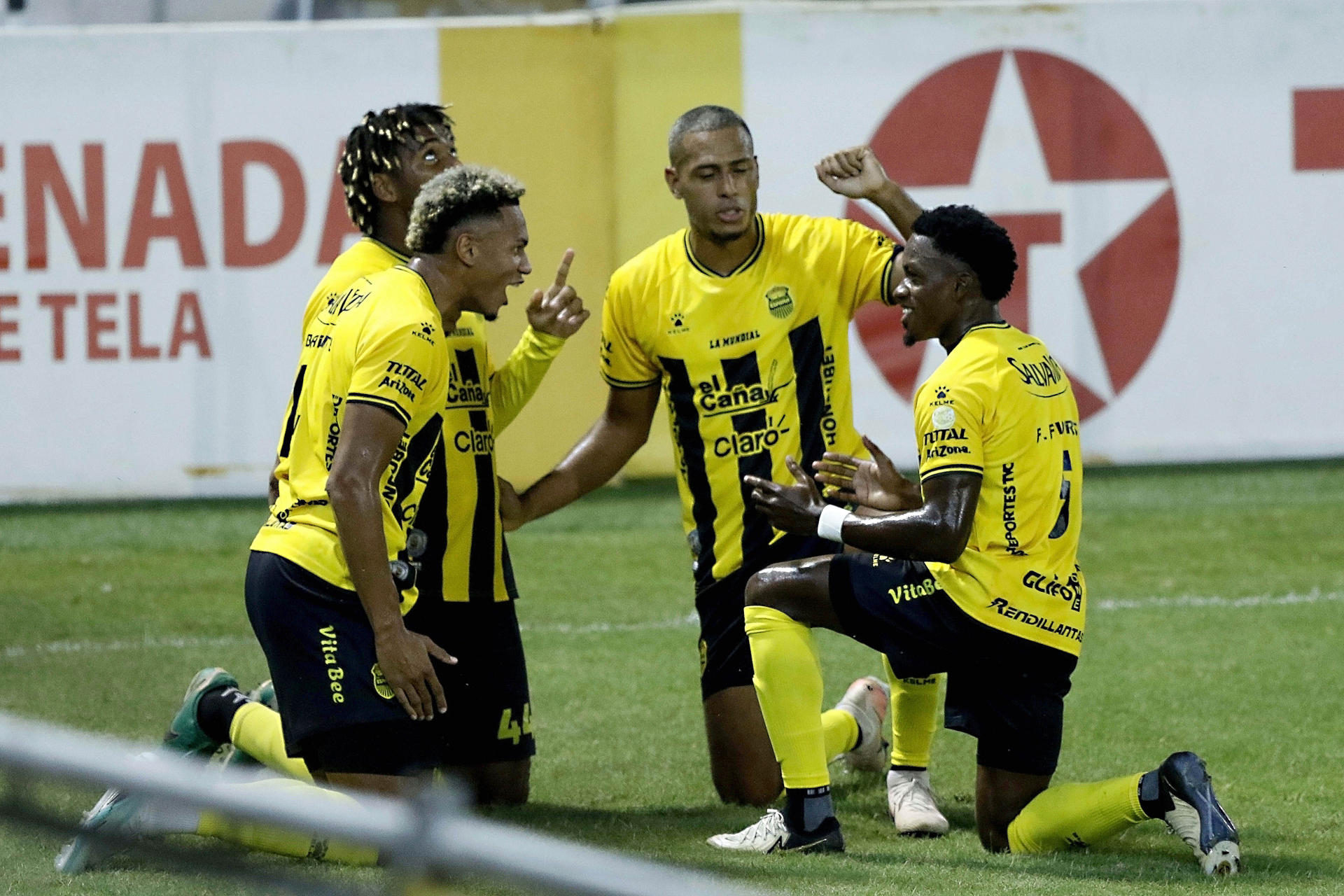 Jugadores de Real España celebran un gol durante un partido de la Liga Nacional de Honduras entre Real España y Marathón en el estadio Francisco Morazán de San Pedro Sula (Honduras). EFE/José Valle 