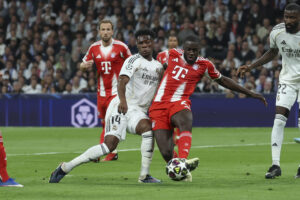El centrocampista francés del Real Madrid Aurélien Tchouaméni (i) disputa un balón ante el defensa francés del Bayern Dayot Upamecano durante el encuentro correspondiente a la ida de los cuartos de final de la Liga de Campeones que disputan Real Madrid y Bayern Munich en el estadio Santiago Bernabéu, en Madrid. EFE/ Kiko Huesca