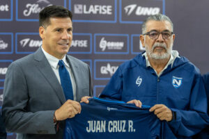 El nuevo seleccionador de Nicaragua, Juan Cruz Real (i), recibe una camiseta con su nombre de manos del presidente de la Federación de Nicaragua de Fútbol, Manuel Quintanilla. EFE/STR