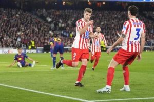 El delantero noruego del Atlético de Madrid Alexander Sørloth (i) celebra su gol, segundo gol del equipo colchonero, durante el encuentro correspondiente a la ida de los cuartos de final de la Liga de Campeones que disputaron FC Barcelona y Atlético de Madrid este miércoles en el Camp Nou, en Barcelona. EFE/Siu Wu