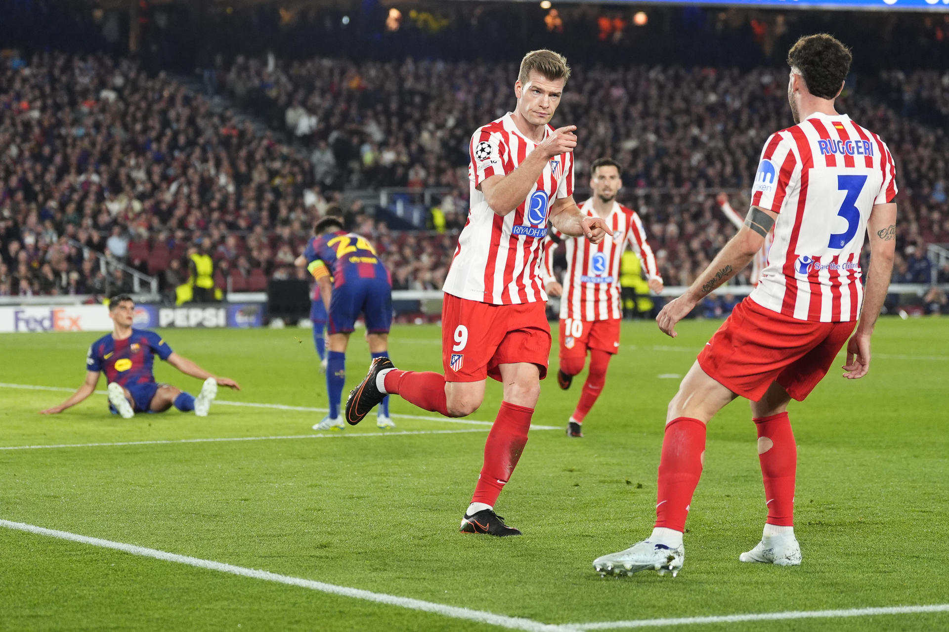 El Atlético con la figura del argentino Álvarez elimina al Barcelona