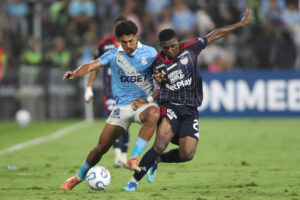 Cristiano (i) de Sporting Cristal disputa el balón con Joel Canchimbo de Junior este martes durante el partido de la tercera jornada de la fase de grupos de la Copa Libertadores jugado en el estadio Alejandro Villanueva en Lima. EFE/ Paolo Aguilar
