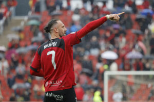 El jugador del Real Mallorca Vedat Muriqi, celebra su gol contra el Rayo Vallecano, durante el partido de la jornada 31 de LaLiga EA Sports entre el Real Mallorca y el Rayo Vallecano, este domingo en el Estadi Mallorca Son Moix.- EFE/ Cati Cladera