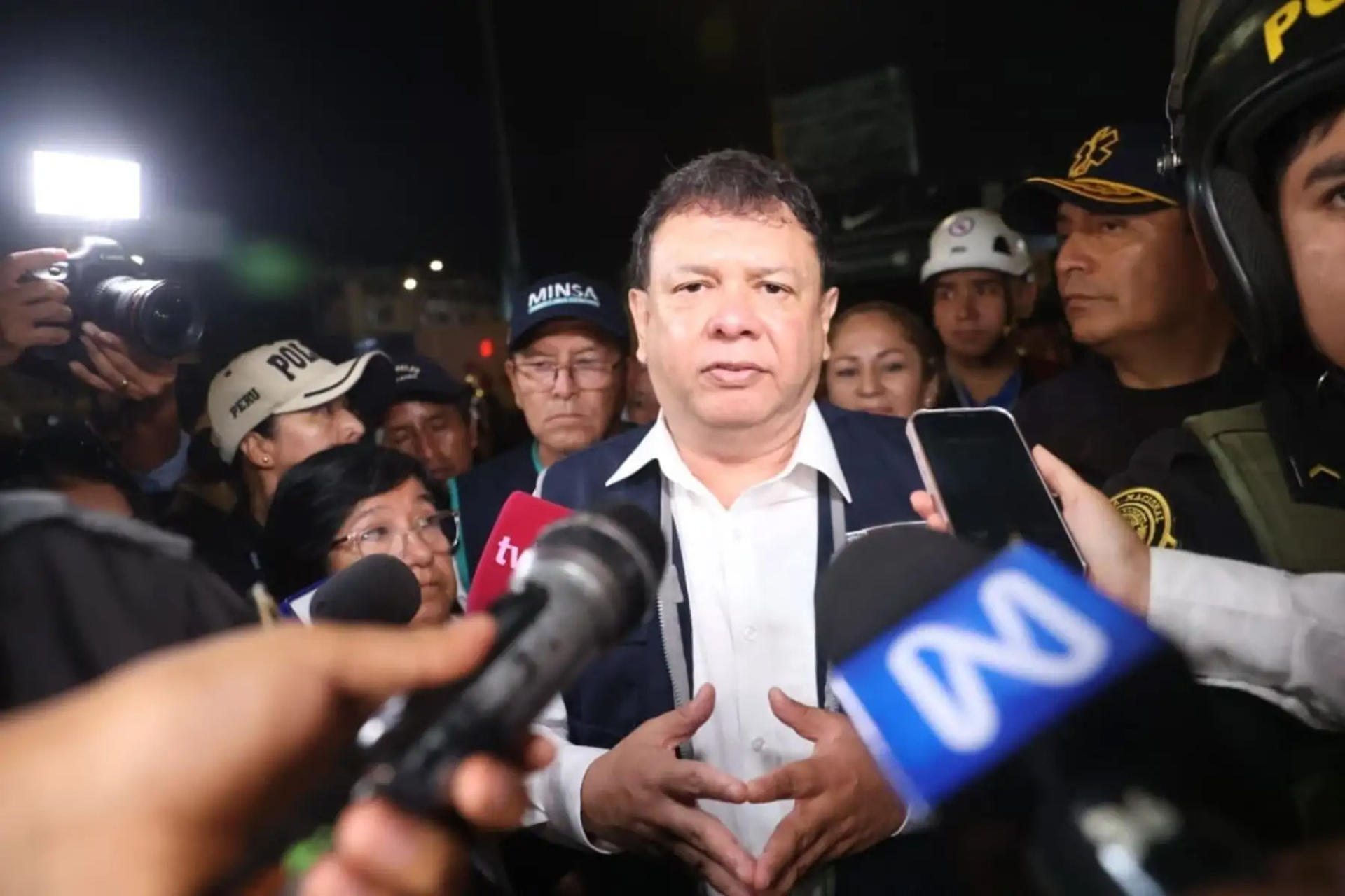 Fotografía cedida por la Agencia Peruana de Noticias Andina que muestra al ministro de Salud, Juan Carlos Velasco (c), con periodistas a los que informa el saldo provisional dejado por una emergencia este viernes en el Estadio Alejandro Villanueva: un muerto y 47 heridos. EFE/ Andina / Melina Mejía /SOLO USO EDITORIAL/CRÉDITO OBLIGATORIO.