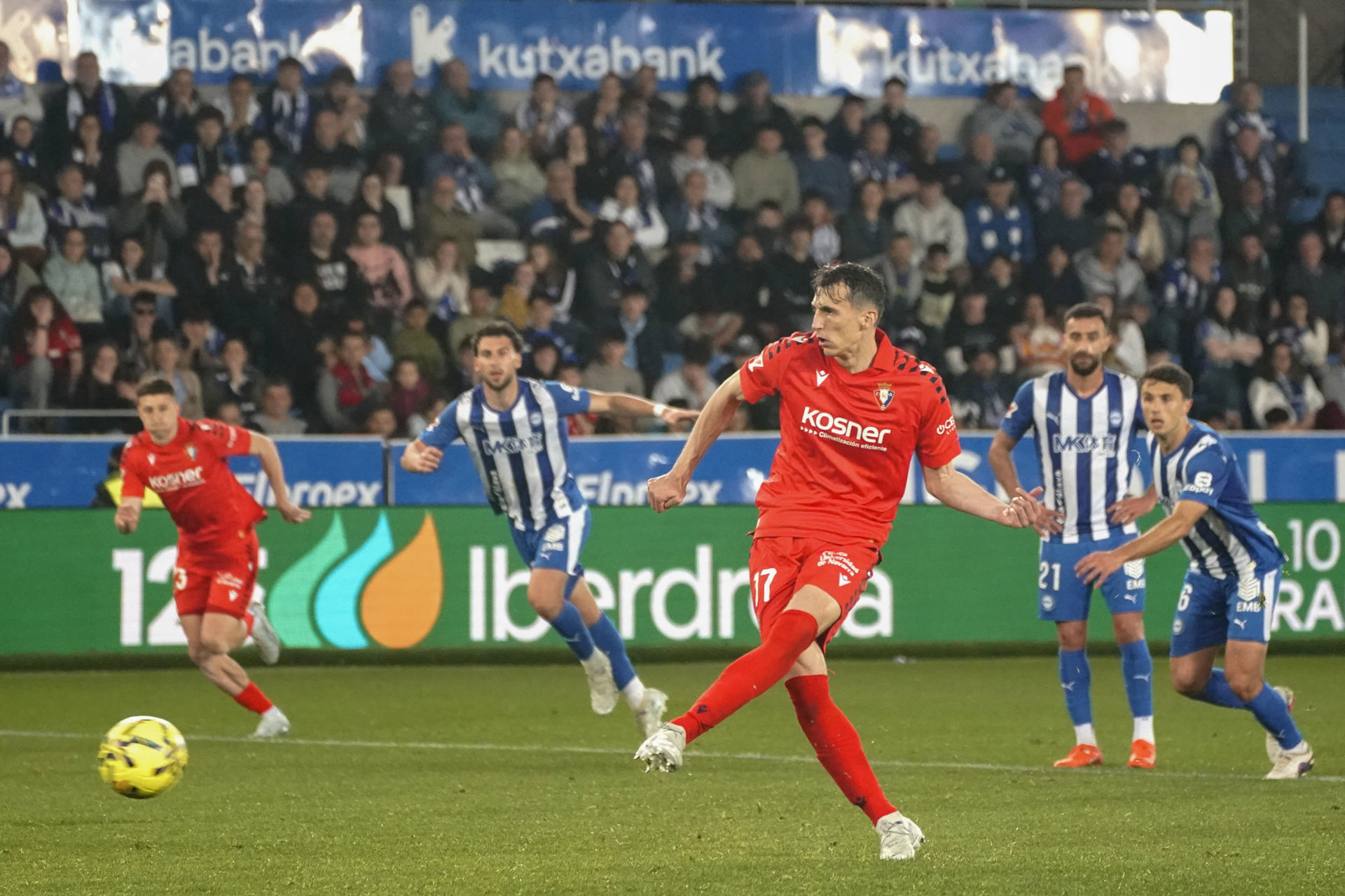 El delantero croata de Osasuna, Ante Budimir, lanza desde el punto de penalti para conseguir el segundo gol del equipo navarro durante el encuentro correspondiente a la jornada 30 de la Liga EA Sports que disputan este domingo Alavés y Osasuna en el estadio de Mendizorroza, en Vitoria. EFE / L. Rico