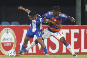 Ramiro Miguel Peralta (i), de Juventud, disputa un balón con Robinson Flores, de Puerto Cabello, en un partido de la fase de grupos de la Copa Sudamericana entre Juventud y Puerto Cabello en el Estadio Centenario de Montevideo (Uruguay). EFE/Gastón Britos