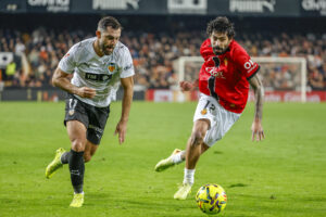 El centrocampista portugués del RCD Mallorca Samu Costa (d) pelea un balón con el centrocampista Luis Rioja, del Valencia CF, durante el partido de LaLiga disputado el 19 de diciembre en el estadio de Mestalla. EFE/Ana Escobar